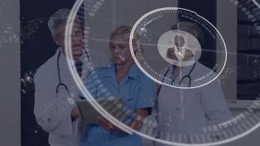 Hastane hasta veri takibi için tıbbi personel tableti tıklatıyor ve kullanıcı simgesi halkalarını etkinleştiriyor. Biyoteknoloji, sağlık, işbirliği, yenilik, fütüristik, tanı, profesyonellik