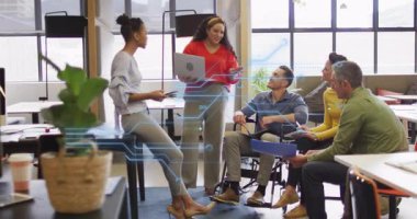 Dizüstü bilgisayarı tutan sunucu, dijital tasarımı açıklıyor. Hologramlar ofisteki ekibin etrafında kayıyor. İşbirliği, takım çalışması, yenilik, erişilebilirlik, teknoloji, modernite, üretkenlik