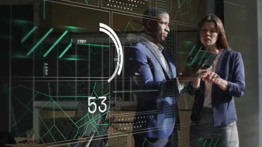 Dijital tablet kullanan çeşitli işadamları ve iş kadınları hakkında veri işleme animasyonu. Bilgisayar arayüzü ve iş teknolojisi kavramı