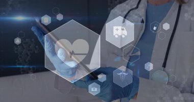 Doktor Stylus 'a dokunarak kalp atışı ikonunu etkinleştiriyor ve hasta bilgisi için tıbbi ikonları yönlendiriyor. Sağlık, dijital arayüz, teletıp, tıbbi teknoloji, profesyonel, yenilik, minimalist