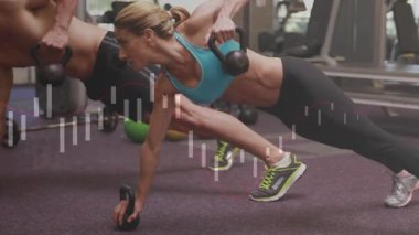 Kadın ve erkek, güç antrenmanı için sırayla dizilmeden önce çanları sıkıyor ve çekirdekleri birbirine bağlıyor. Güç, fitness, antrenman, spor, egzersiz, dayanıklılık, denge