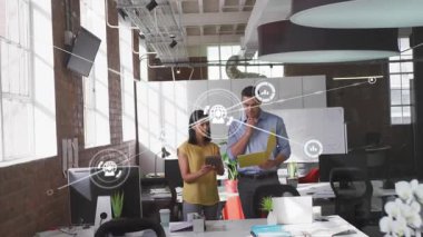 Ticari ekip tableti kaydırırken ve dizini incelerken ağ kaplamasını da planlamak için etkinleştiriyor. İşbirliği, yenilik, teknoloji, bağlantı, çalışma alanı, dijital, iletişim