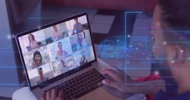 Adam iş yerindeki ekip toplantısından sonra şebeke darbeleriyle pist taraması yapıyor. İşbirliği, iletişim, dijital, bağlantı, çalışma alanı, teknoloji, yenilik