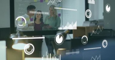 Tablet kullanıcısı 3D çizelgelerle kaydırırken, iş ekibi planlama için cam kaldırma notuna liderlik ediyor. İşbirliği, beyin fırtınası, yenilik, takım çalışması, dijital, strateji, analitik