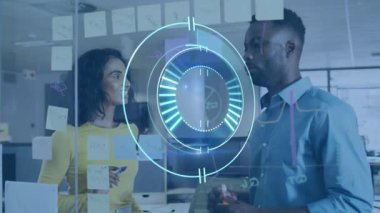 Ofis arkadaşları holografik darbelere tepki veriyor ve beyin fırtınası için yapışkan notlar yazıyor. İşbirliği, yenilik, teknoloji, takım çalışması, yaratıcılık, çalışma alanı, dijital