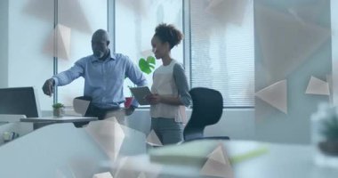 İki iş arkadaşı elinde tabletle ofise giriyor ve masa bitkilerini üçgenlerle düzenliyor. Profesyonel, işbirliği, modern, minimalist, çalışma alanı, teknoloji, yeşillik