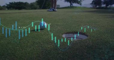 Golfçü, golf sopası yerleştirme işlemini başlatıyor. Çubukları ve satırları gösteren istatistikleri gösteriyor. Spor, analitik, görselleştirme, açık hava, hassasiyet, yenilik, rekabet