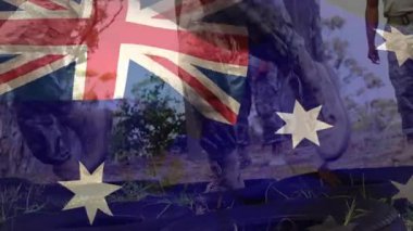 Şeffaf bayrağın üzerinde askeri tatbikat için lastiklerden geçen askerler görülüyor. Askeri, takım çalışması, eğitim, kamuflaj, taktik, disiplin, açık hava