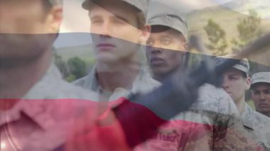 Askeri cephede bekleyen askerler, bayrak süpürücü, birlik tasvir eden kameralar. Ordu, disiplin, vatanseverlik, yoldaşlık, esneklik, açık hava, üniforma.