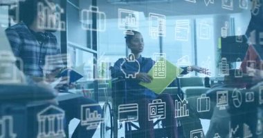 Saydam direksiyon sohbetinde finans simgelerini gösteren not defteri kıvılcımlı kadın. İşbirliği, yenilik, erişilebilirlik, takım çalışması, teknoloji, modern, çeşitlilik