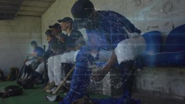 Spor takımı yedek kulübesinde hazırlanıyor. Teknoloji kaplaması yoğunlaşıyor ve gelecek oyun için dünya formları oluşturuluyor. Atletizm, takım çalışması, yoldaşlık, strateji, yenilik, kararlılık, açık hava