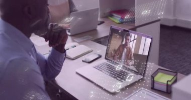 Bilgisayara odaklanan teknik servis elemanı masadaki ikili şebekeyi çalıştıran uzaktan kumandalı bir jest. İşbirliği, dijital, geleceksel, takım çalışması, yenilik, iletişim, işyeri