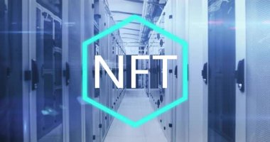 Sunucu koridoru görünüyor, deniz mavisi altıgen soluyor ve NFT 'nin kaybolduğunu gösteren bir bozulma oluşuyor. Teknoloji, siber güvenlik, dijital, fütüristik, yenilik, soyut, veri