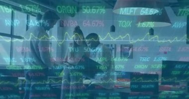 Üç meslektaş pazar klasörünü inceliyor, zaman geçiyor ve hareketli hisse senetleri ve grafiklere neden oluyor. İşbirliği, analitik, yenilik, takım çalışması, veri görselleştirme, modern, profesyonel