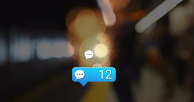 İstasyona gelen bir trene karşı artan sayıda mesaj ikonunun animasyonu. Sosyal medya ağ teknolojisi kavramı