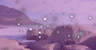 Okyanus dalgaları granit kayalara çarpıyor köpük püskürtüleri ve kıvılcımlar kıyı enerjisini gösteriyor. Deniz manzarası, kıyı şeridi, doğal dokular, soyut, dinamik, sükunet, vahşi doğa.