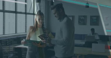 Tabletteki belgeleri inceleyen iki meslektaş, JavaScript örtüşüyor ve geri çekiliyor. İşbirliği, takım çalışması, dijital, profesyonel, modern, beyin fırtınası, ofis