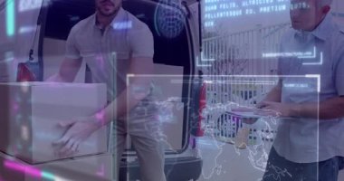 Teslimat işçisi garaj yolundaki kutucuğu kaldırırken hareketli işaretli yükleme işlemini tetikliyor. Lojistik, ulaşım, kurye, ekip, takım çalışması, servis, süreç