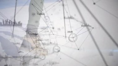 Yetişkin kadın topuğu, baston kullanarak beyaz zemine çarpıyor ve uzuvların etrafında teknoloji düğümleri açıyor. Yardımcı teknoloji, hareketlilik, veri görselleştirme, fütüristik, sağlık, dijital arayüz, yaşlı desteği