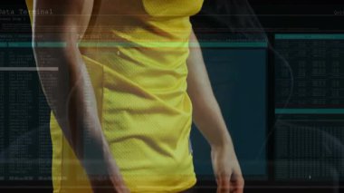 Erkek atlet, futbol kaskını pozisyonuna getiriyor. Spor teknolojisi için göğsünde veri arayüzü kayıyor. Sporcu, teknoloji, spor giyim, dijital, fütüristik, performans, e-spor