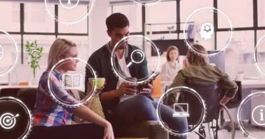 Kadın tablete doğru hareket ediyor ve proje planlaması için iş arkadaşlarının etrafında simgeler oluşturuyor. İşbirliği, yenilik, takım çalışması, modernlik, dijital teknoloji, birlikte çalışma, üretkenlik