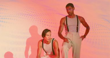 Tam iki model poz verirken, moda için animasyon turuncu-pembe noktalı arkaplana bakıyorlar. İşbirliği, profesyonellik, modern, minimalizm, birlik, görsel sanat, dijital zemin