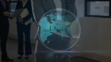 İş kadını telefon etmeye başlarken holografik dünya küresel analizleri gösteriyor. Gelecek, teknoloji, işbirliği, yenilik, dijital, profesyonel, iletişim