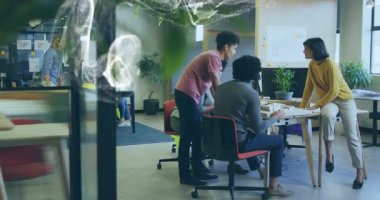 Beyaz parçacıklar fikirleri görselleştirirken üç meslektaşımız tasarım gözden geçirme toplantısına başlıyor. İşbirliği, beyin fırtınası, yenilik, dijital, soyut, takım çalışması, modern