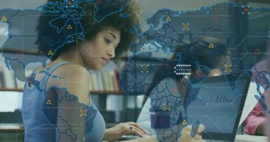 Ekip dizüstü bilgisayarın haritasını harita küçüldükçe iş verileri tartışması başlatılıyor. İşbirliği, takım çalışması, veri analizi, beyin fırtınası, profesyonel, yenilik, teknoloji