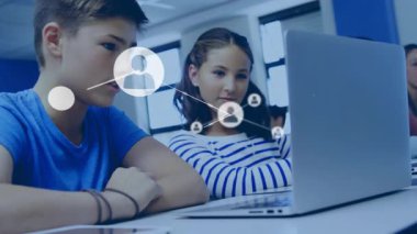 Sınıfta dizüstü bilgisayarda çalışan öğrenciler ağ düğümlerini fark edip bağlantıları görselleştiriyorlar. Dijital, bağlantı, işbirliği, eğitim, fütüristik, teknoloji, yenilik