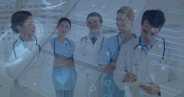 Tıbbi ekip koridorda hasta çizelgelerini gösteren holografik veri panelleriyle brifinge başlıyor. Tıbbi, takım çalışması, yenilik, sağlık, fütüristik, işbirliği, profesyonel