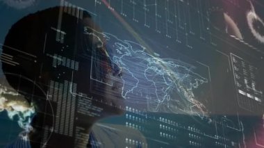 Teknik analist kadın değişken bakışlar harita şebekesini başlatıyor verileri canlandırıyor, grafikler ticari verileri görselleştiriyor. Fütürist, dijital, analitik, yenilik, teknoloji, arayüz, sürükleyici