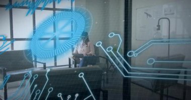 Şebeke penceresinin yanında bir iş kadını, camda yükselen hologram tableti tıklatıyor ve verileri izliyor. Futuristik, teknoloji, yenilik, çalışma alanı, dijital arayüz, modern