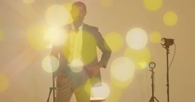 Mankenlik, ağırlık değiştirme, ceketi ayarlama ve taburede oturarak yumuşatan sarı fotoğrafçılık. Portre, zarafet, profesyonel, minimalist, iç mekan, ruh hali, güven