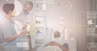 Doktor beyaz önlük ve steteskop takıp hastane odasındaki dijital tabloya ve tablete bakıyor. Tıbbi, sağlık, dijital, tanı, klinik, muayene, profesyonel