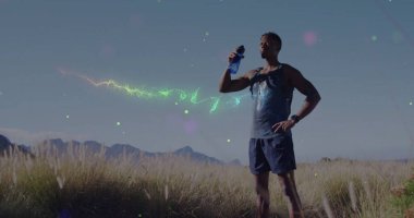 Foothill 'de spor kıyafetleri ve su torbası takmış, saatli ve mavi su şişeli içki içen biri. Atletik, macera, fitness, manzara, doğa, açık hava, canlılık