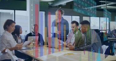 Konferans masasının etrafında laptoplar, raporlar ve çizelgelerle işbirliği yapan altı profesyonel. İş, takım çalışması, modern, işbirliği, şirket, çalışma alanı, yenilik