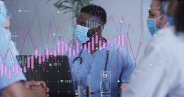 Hastane odasındaki şamdan çizelgesini analiz eden önlüklü tıbbi ekip dizüstü bilgisayar ve stetoskoplarla. Profesyonel, sağlık, analiz, işbirliği, klinik, danışma, veri