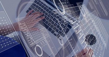 Masada dizüstü bilgisayarda klasör, kalem tutacağı ve fare ile para birimini gösteren mavi gömlekli bir kadın. Teknoloji, finans, veri analizi, profesyonel, modern, üretkenlik, dijital arayüz