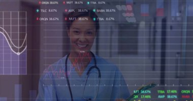 Hastane koridorunda mavi önlük ve steteskop takan gülümseyen hemşire. Dijital veriler havada uçuşuyor. Tıbbi, sağlık, tanı, profesyonellik, teknoloji, hastane, sağlık