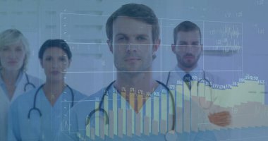 Tıbbi ekip, klinik koridorundaki veri tablolarını steteskoplar ve dijital örtülerle inceliyor. Sağlık, işbirliği, analitik, profesyonellik, yenilik, teknoloji, tanı