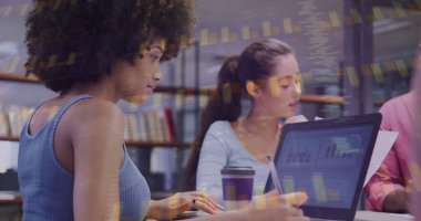 İşbirliği yapan profesyoneller dizüstü bilgisayarda yazı yazıyorlar, çalışma alanındaki raporları gözden geçiriyorlar, kahve fincanlarını inceliyorlar. İşbirliği, takım çalışması, profesyonel, ofis, modern, üretkenlik, başlangıç