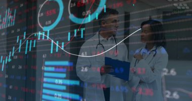 Koridorda mavi pano ve stetoskoplu laboratuvar önlüğü giyen doktorları inceliyorum. Klinik, işbirliği, analiz, yenilik, teknoloji, tanı, takım çalışması