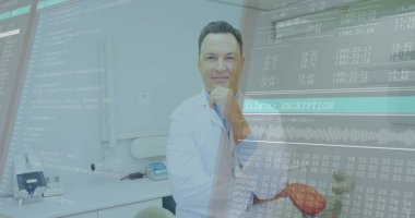 Beyaz önlüklü doktor enstrümanlarla veri örtülerini inceliyor, klinikte kırmızı elma yiyor. Tıbbi, sağlık, teknoloji, dijital, analiz, tanı, yenilik