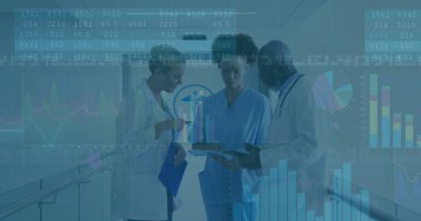 Hastane salonunda üç doktor önlüklü ve önlüklü steteskoplu dijital tabletleri inceliyor. Tıbbi, sağlık, teknoloji, profesyonellik, işbirliği, analiz, teşhis