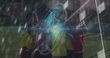 Sarı ve kırmızı ağlı önlükler giymiş, yeşil çimlere yaslanmış, koçun gözlemlediği dokuz çocuğu bir araya getirmek. Atletizm, takım çalışması, yoldaşlık, gençlik, açık hava, rekabet, eğitim