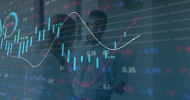 İş kıyafetleri giyen analistleri inceliyorum. Ofiste tarama tableti ve şamdan kaplamaları var. Finans, teknoloji, yenilik, işbirliği, analitik, şirket, büyüme