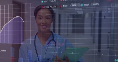 Önlüklü ve steteskoplu hemşire hastane koridorunda dijital çizelgelerle yeşil klasörü tutuyor. Tıbbi, sağlık, teknoloji, profesyonel, modern, analiz, klinik