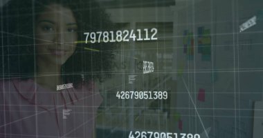 Ofisteki çalışma alanındaki kadın profesyonel yorumlama verileri, yapışkan notlar ve çizelgeler. Gelecek, teknoloji, yenilik, işbirliği, dijital, analitik, yaratıcı