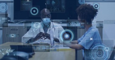 Laboratuvar önlüğü giymiş oturan bir doktor, klinikteki ahşap masada maske takıyor, steteskopla, dijital arayüzle. Tıbbi, sağlık, danışma, teknoloji, profesyonellik, işbirliği, analiz